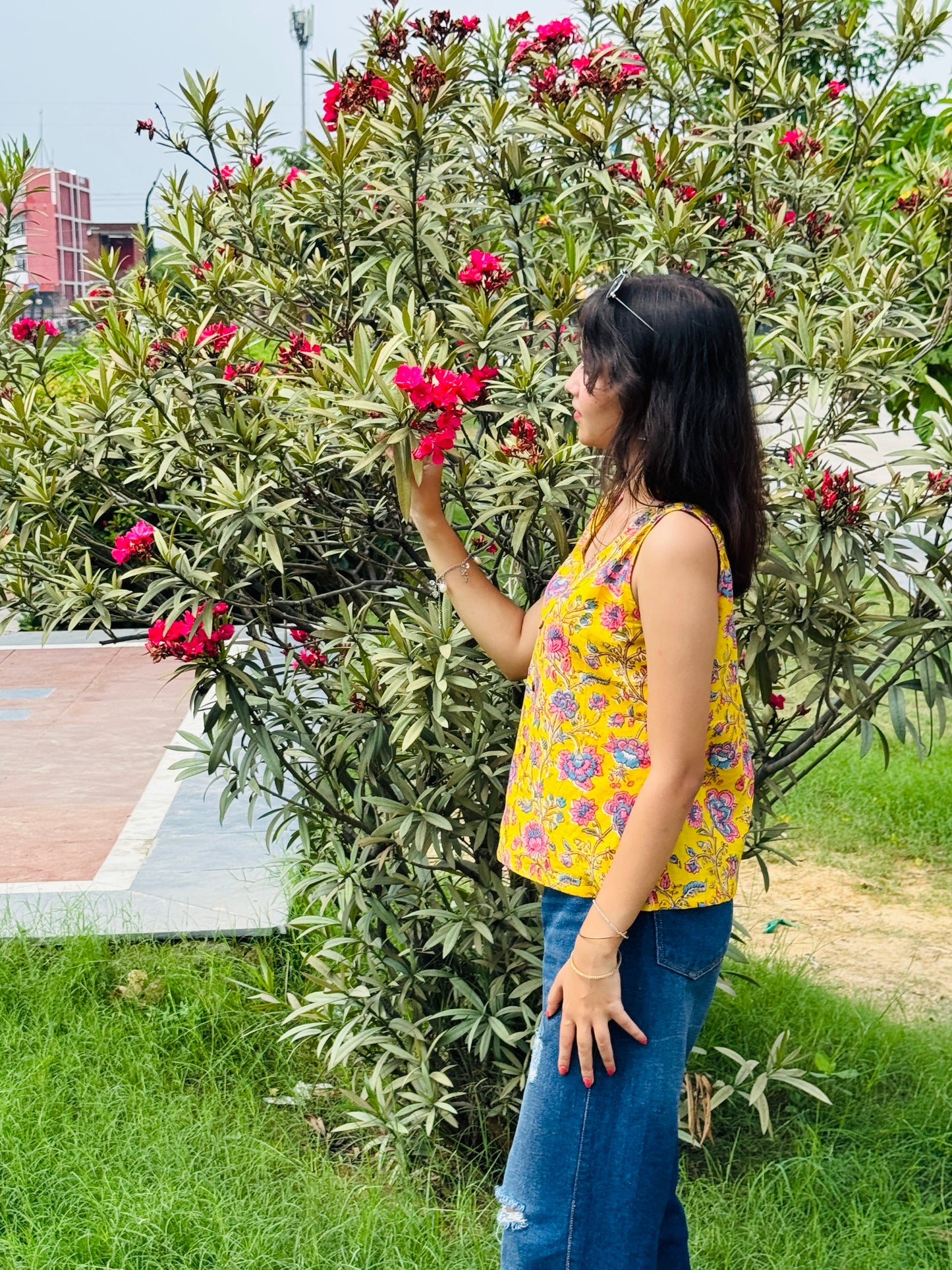 Sunshine Blossom Sleeveless Kurti đ¸â¨